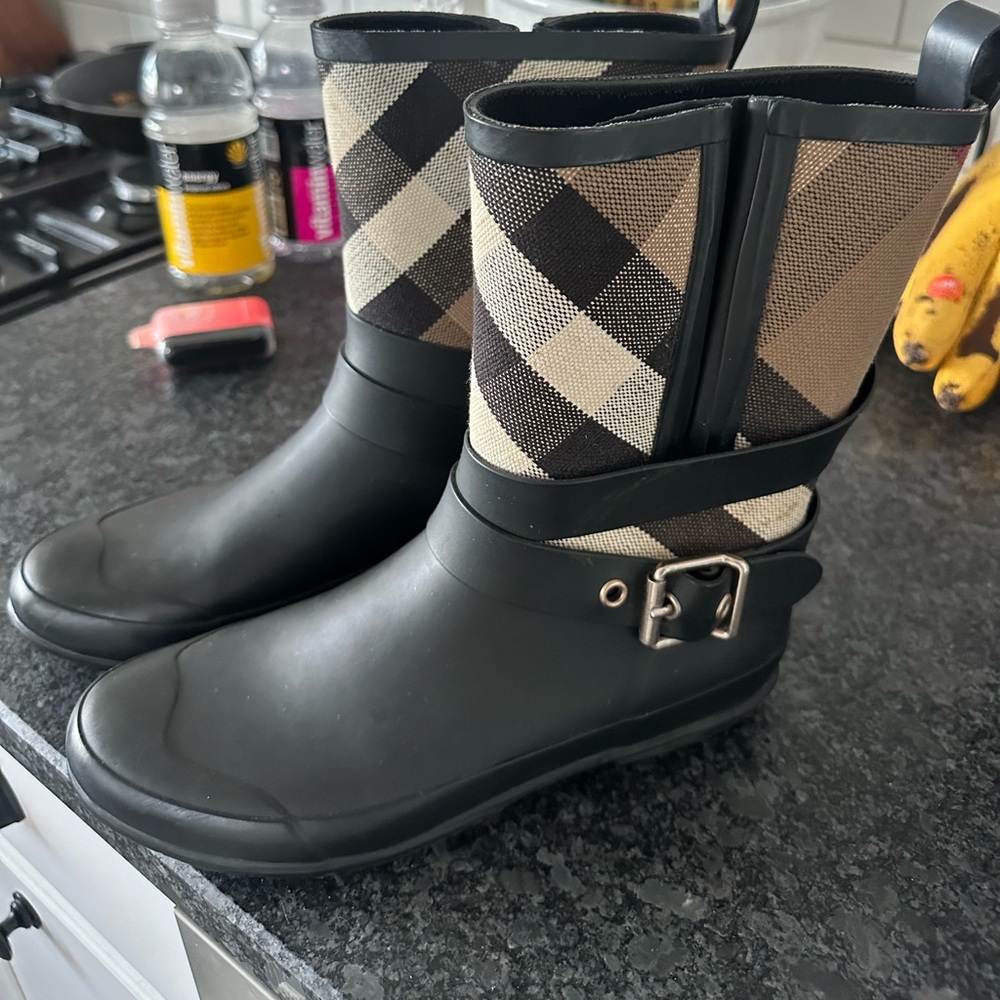 Burberry snow boots